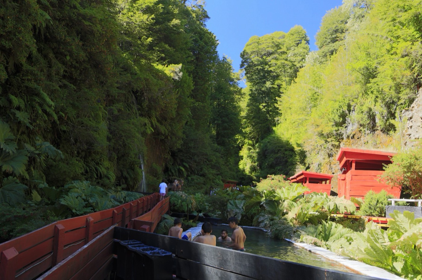 Termas Geométricas red walkways